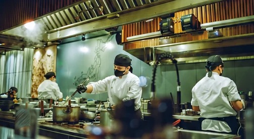 Μάγειρες σε κουζίνα εστιατορίου την ώρα του service